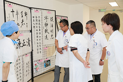 4-领导看展.jpg